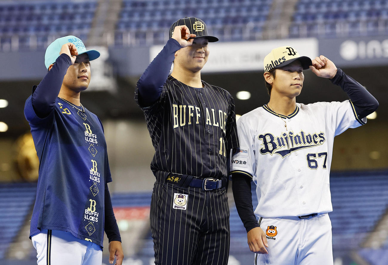 ファン感謝デーで、新キャップをお披露目する左から東松、山下、中川（撮影・藤尾明華）
