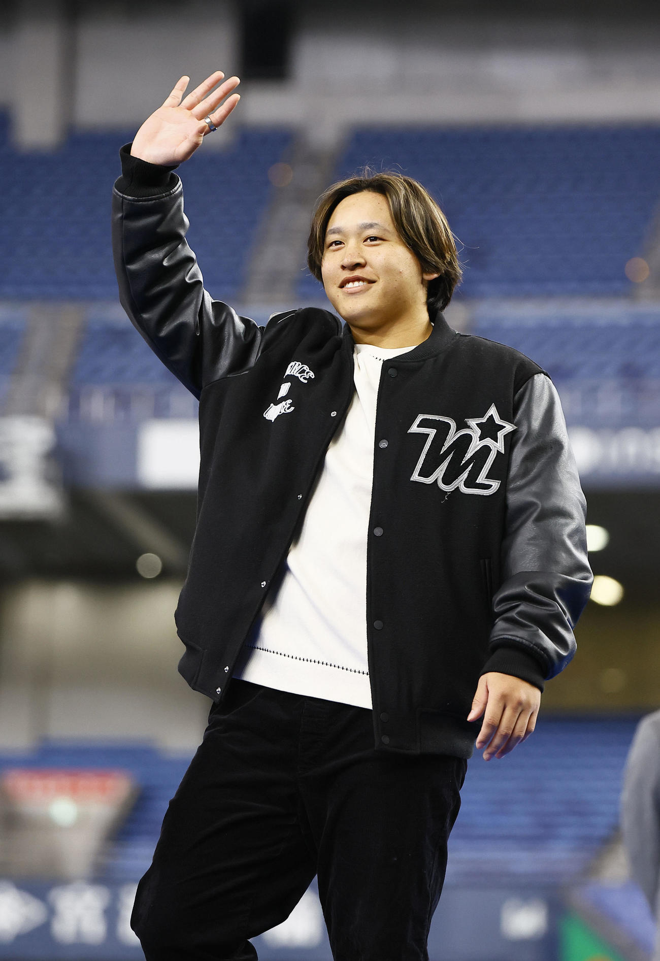 ファン感謝デーで、クリスマスデートコーデを披露するオリックス宮城（撮影・藤尾明華）