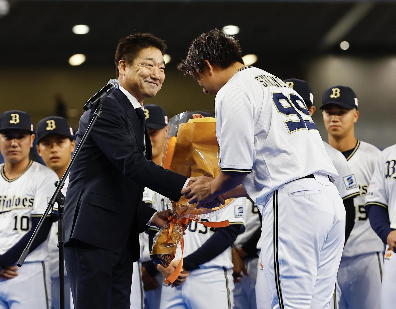 ファン感謝デーで杉本から花束を贈られるオリックスの中嶋前監督（撮影・藤尾明華）