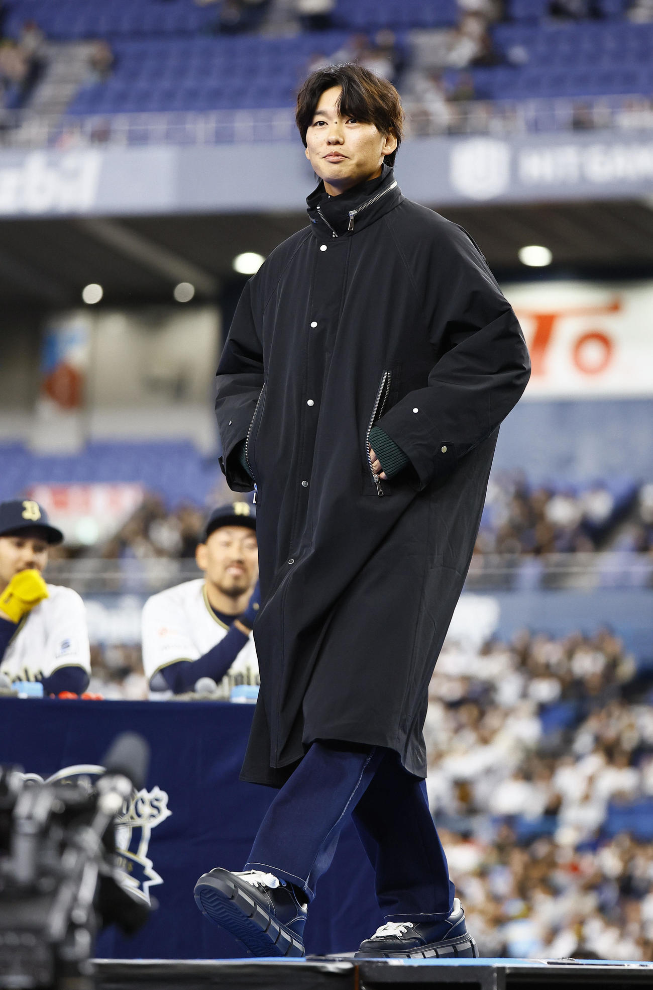 ファン感謝デーで、クリスマスデートコーデを披露するオリックス石川（撮影・藤尾明華）