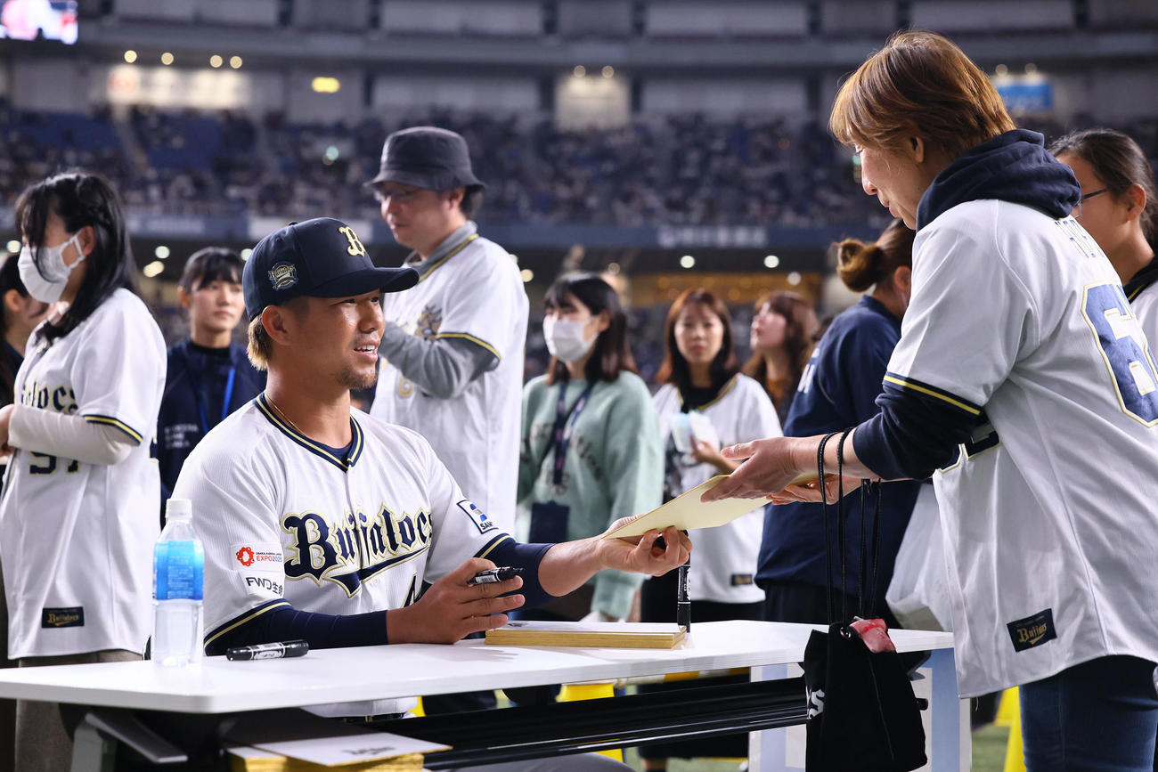 ファン感謝デーでファンにサインする頓宮（撮影・藤尾明華）
