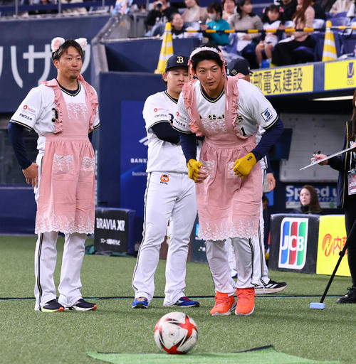 エプロンを着けて、サッカーボウリングに挑戦するオリックス山崎颯（撮影・藤尾明華）
