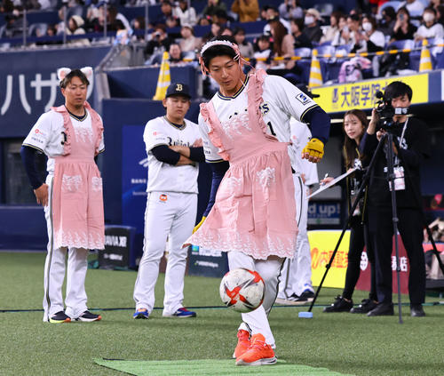 エプロンを着けて、サッカーボウリングに挑戦するオリックス山崎颯（撮影・藤尾明華）