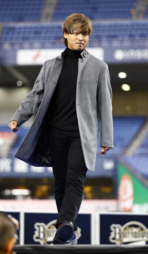 ファン感謝デーで、クリスマスデートコーデを披露するオリックス渡部（撮影・藤尾明華）