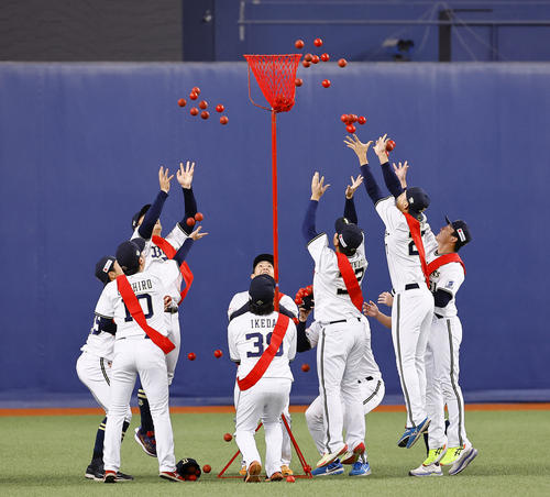 ファン感謝デーで、玉入れをするオリックス野手チーム（撮影・藤尾明華）