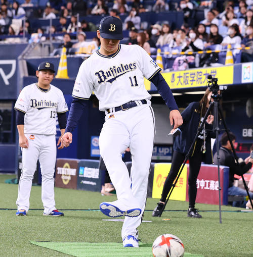 ファン感謝デーでサッカーボウリングに挑戦する山下（撮影・藤尾明華）