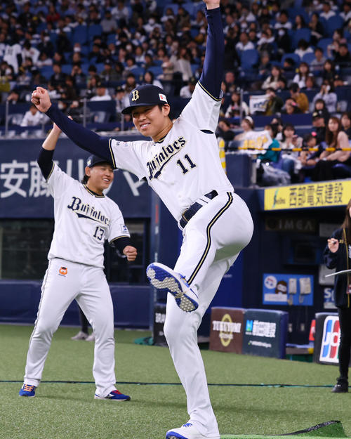 ファン感謝デーでサッカーボウリングに挑戦する山下（撮影・藤尾明華）