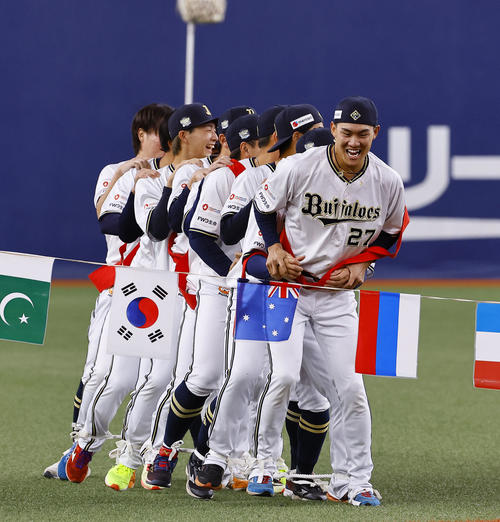 ファン感謝デーで、ムカデ競走をするオリックス野手チーム（撮影・藤尾明華）