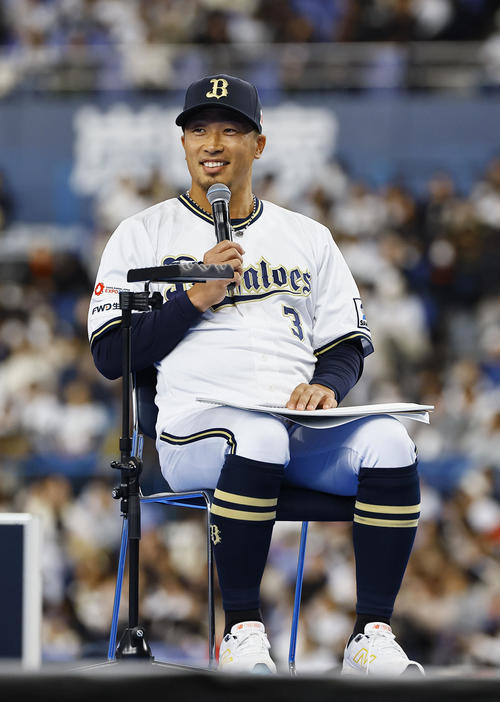 ファン感謝デーでトークショーをするオリックスを引退した安達（撮影・藤尾明華）