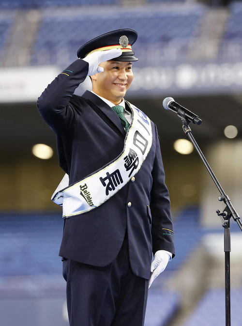ファン感謝デーで、大阪メトロ1日駅長を務めるオリックス古田島（撮影・藤尾明華）