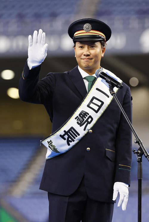 ファン感謝デーで、大阪メトロ1日駅長を務めるオリックス古田島（撮影・藤尾明華）
