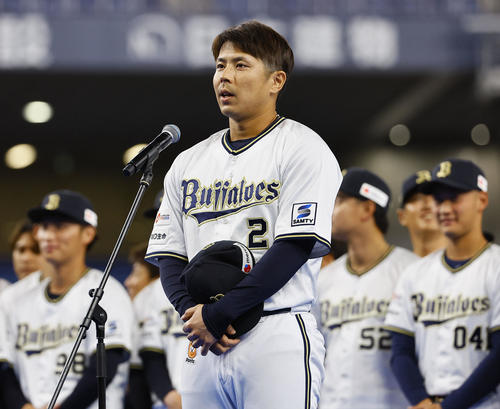 ファン感謝デーであいさつをする新選手会長の若月（撮影・藤尾明華）