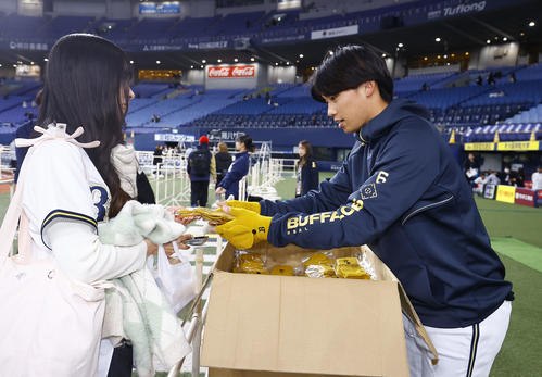 ファン感謝デーで手袋を手渡ししながら、お出迎えをするオリックス石川（撮影・藤尾明華）