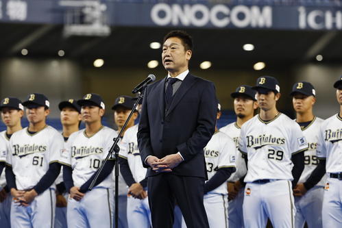 ファン感謝デーであいさつをするオリックスの中嶋聡前監督（撮影・藤尾明華）