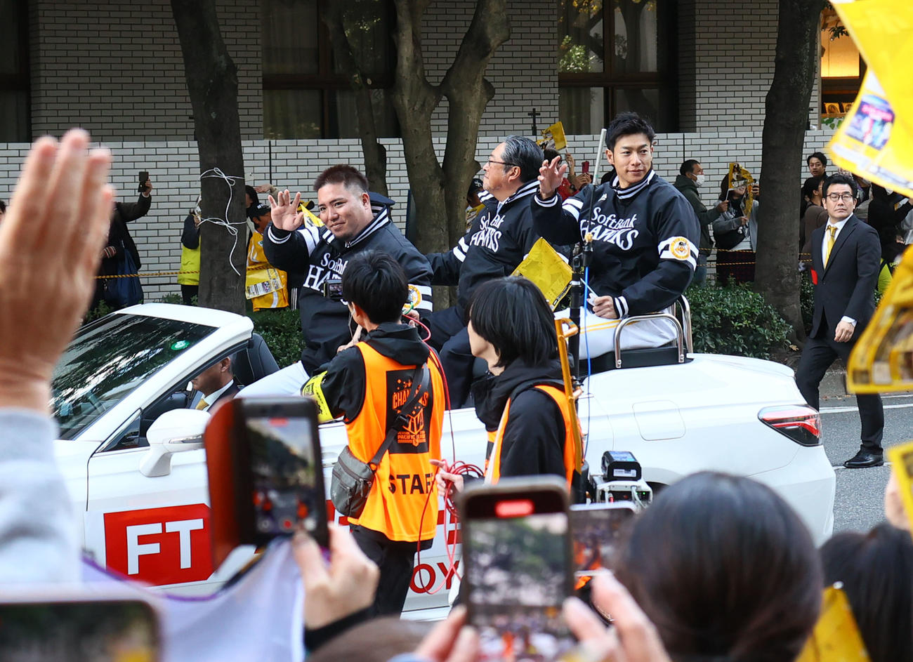 リーグ優勝パレードで沿道のファンに手を振る山川（左）と柳田（撮影・鬼束羽瑠菜）