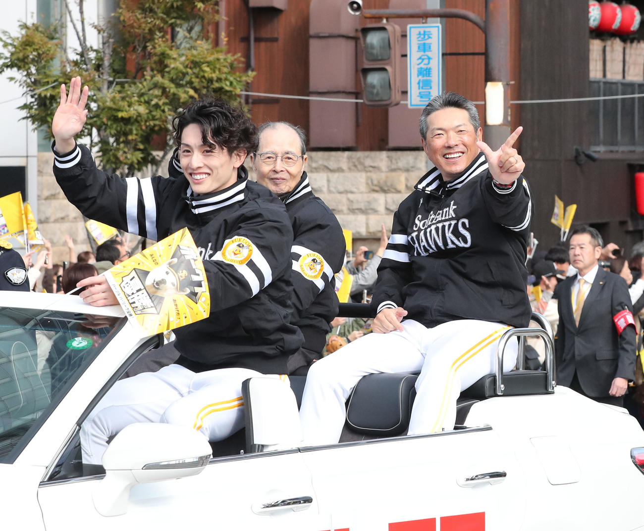 福岡市内でパレードを行ったソフトバンクナイン、先頭のオープンカーには周東佑京、小久保監督、王球団会長（撮影・梅根麻紀）