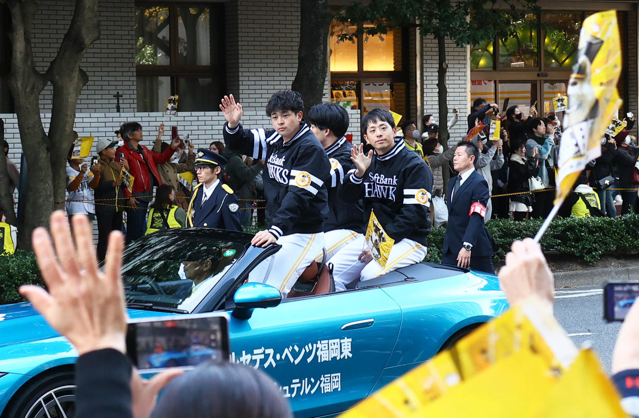 リーグ優勝パレードで沿道のファンに手を振る川瀬（左）と大関（撮影・鬼束羽瑠菜）
