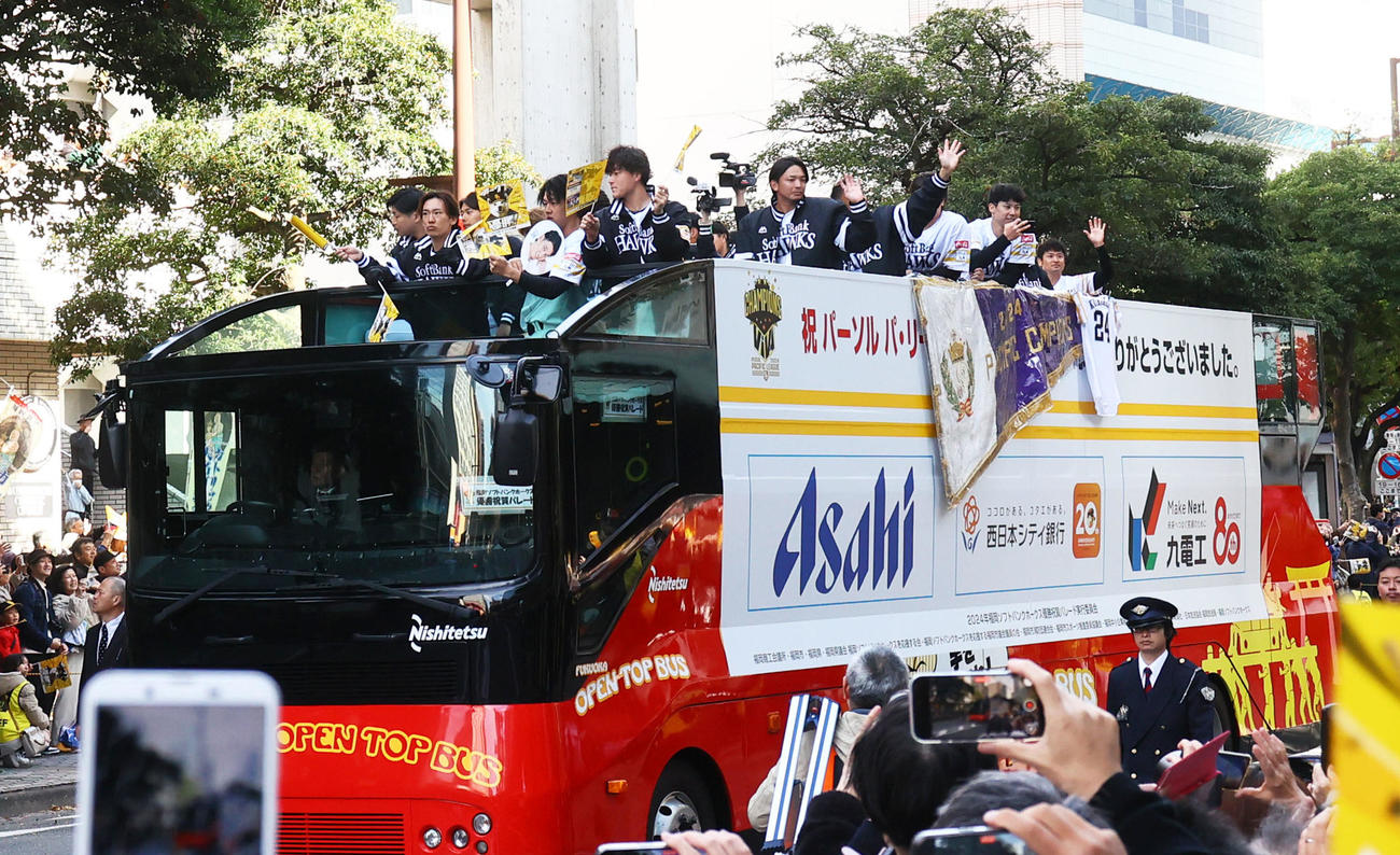 リーグ優勝パレードでバスから沿道のファンに手を振るソフトバンクナイン（撮影・鬼束羽瑠菜）