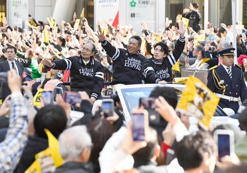 リーグ優勝祝賀パレードで集まった多くのファンに笑顔で手を振る、左から王球団会長、小久保監督、周東（撮影・岩下翔太）