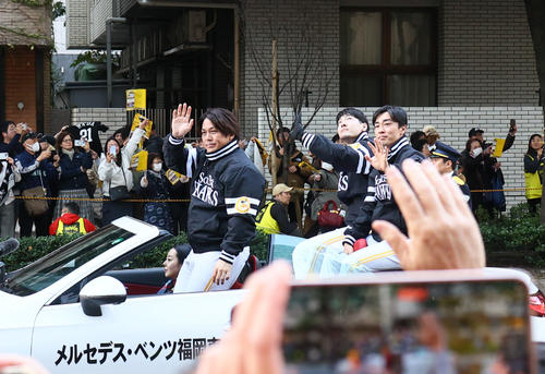 リーグ優勝パレードで沿道のファンに手を振る左から、甲斐、有原、和田（撮影・鬼束羽瑠菜）