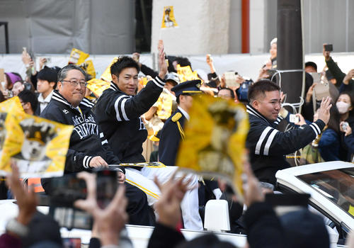 リーグ優勝祝賀パレードで集まった多くのファンに笑顔で手を振る、左から後藤球団オーナー代行兼社長、柳田、山川（撮影・岩下翔太）