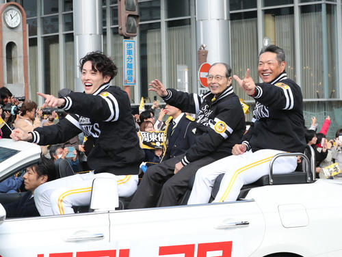 福岡市内でパレードを行ったソフトバンクナイン、先頭のオープンカーには周東、小久保監督、王球団会長（撮影・梅根麻紀）