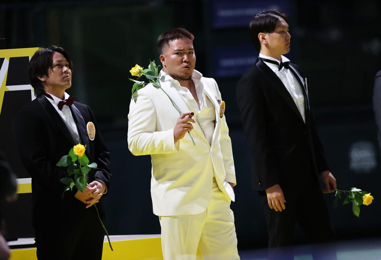 タキシード姿でファンを楽しませたソフトバンクナイン、中央は山川（撮影・梅根麻紀）