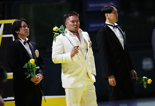 タキシード姿でファンを楽しませたソフトバンクナイン、中央は山川（撮影・梅根麻紀）