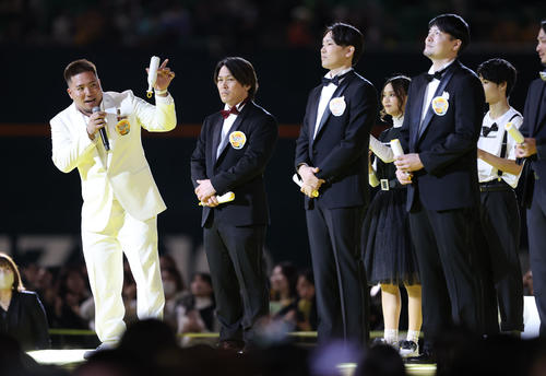 タキシード姿でファンを楽しませたソフトバンクナイン、中央は山川（左）（撮影・梅根麻紀）