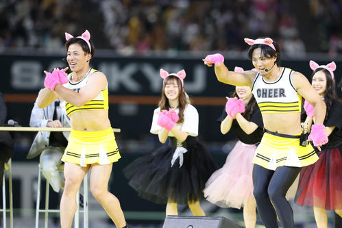 チアの姿で歌とダンスを披露する佐藤直と野村勇（撮影・梅根麻紀）