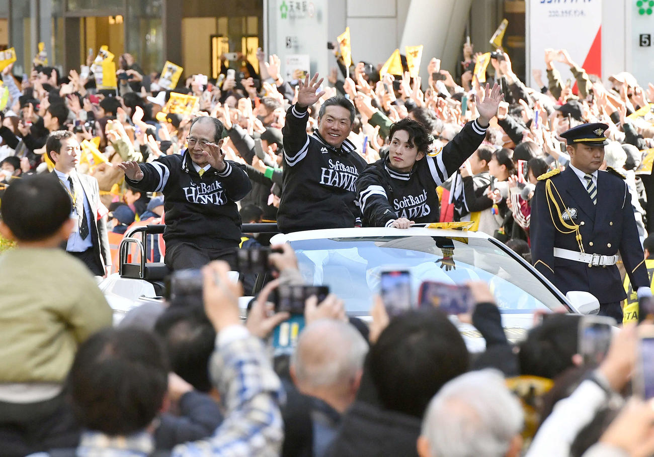 リーグ優勝祝賀パレードで集まった多くのファンに笑顔で手を振る、左から王球団会長、小久保監督、周東（撮影・岩下翔太）
