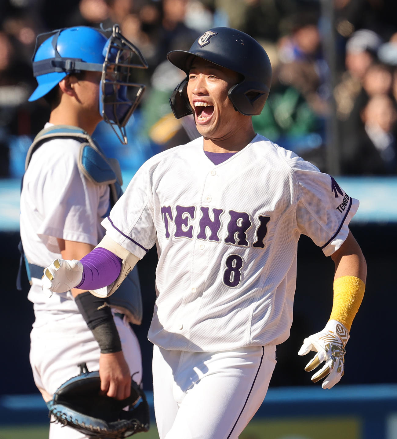 天理大対青学大　4回表天理大2死二塁、2点本塁打を放ち喜ぶ井脇（撮影・野上伸悟）