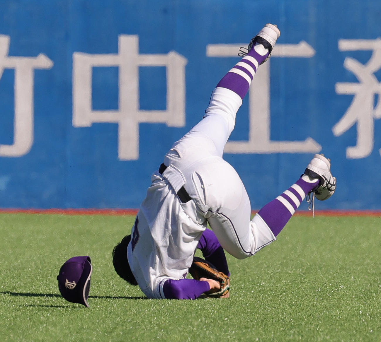 天理大対青学大　1回裏青学大2死一、三塁、中田の二飛を好捕する大森（撮影・野上伸悟）