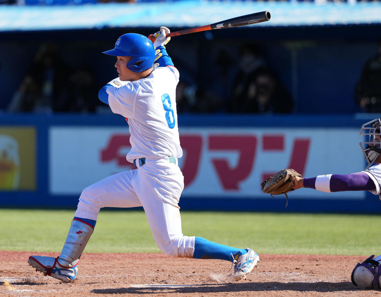 天理大対青学大　10回裏青学大1死満塁、サヨナラとなる中前適時打を放つ初谷（撮影・横山健太）