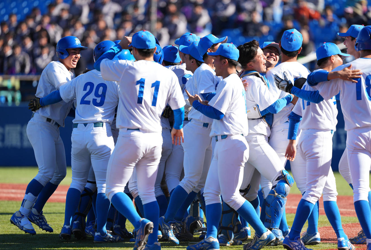 天理大対青学大　10回裏青学大1死満塁、初谷の中前適時打で勝利し歓喜する青学大ナイン（撮影・横山健太）