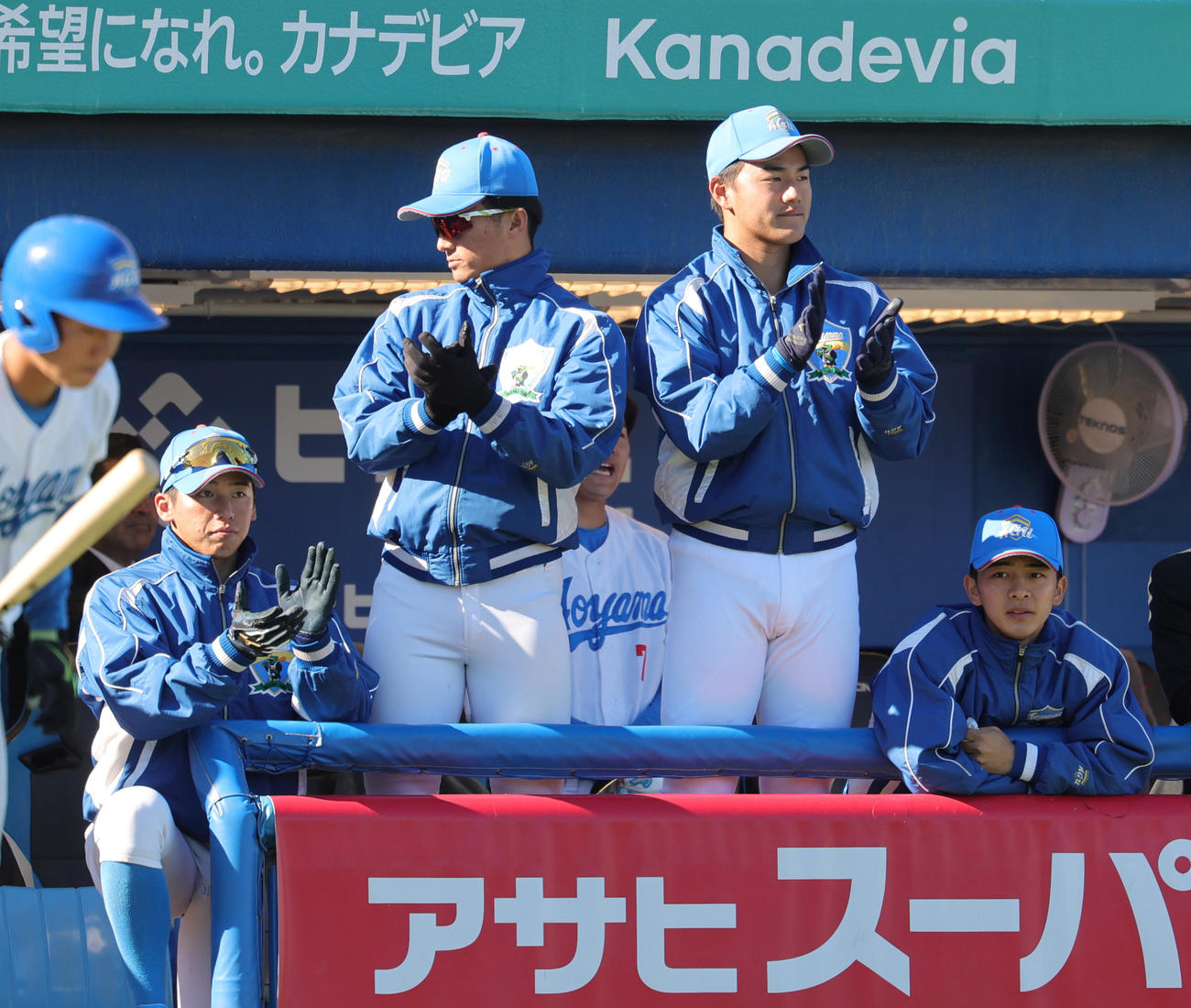 天理大対青学大　ベンチで盛り上げる青学大・佐々木（中央左）と西川（同右）（撮影・野上伸悟）