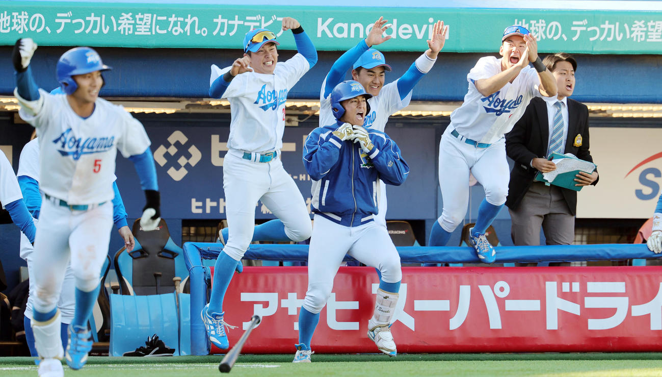天理大対青学大　タイブレークの10回裏、サヨナラ勝ちを喜ぶ青学大・佐々木（手前）、西川（奥中央）ら（撮影・野上伸悟）