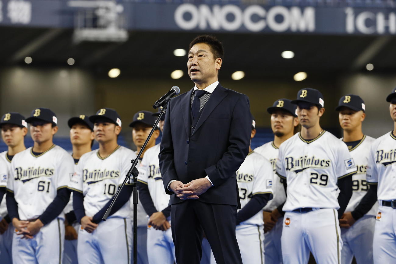 ファン感謝デーであいさつをするオリックスの中嶋聡前監督（撮影・藤尾明華）