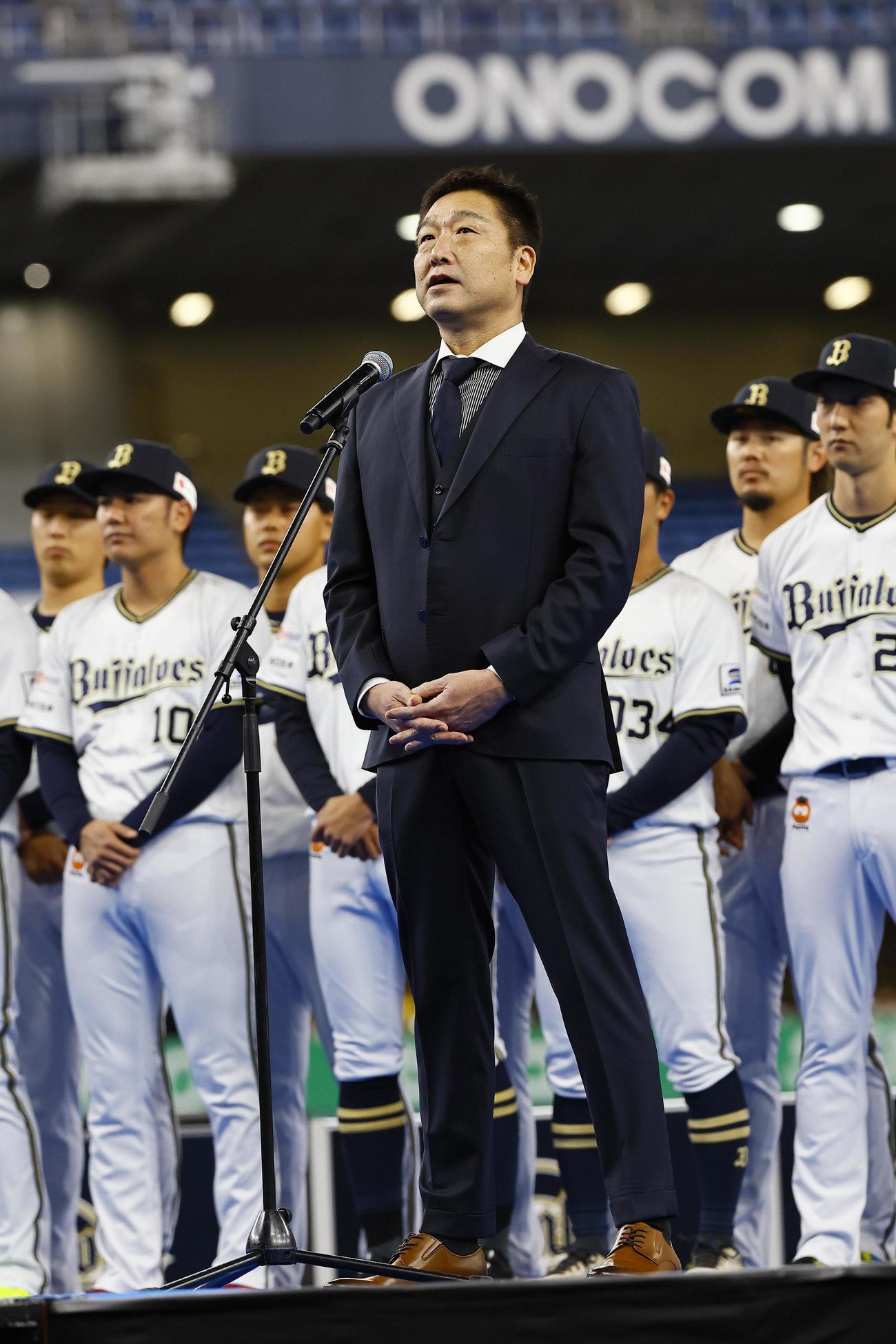 ファン感謝デーであいさつをするオリックスの中嶋聡前監督（撮影・藤尾明華）