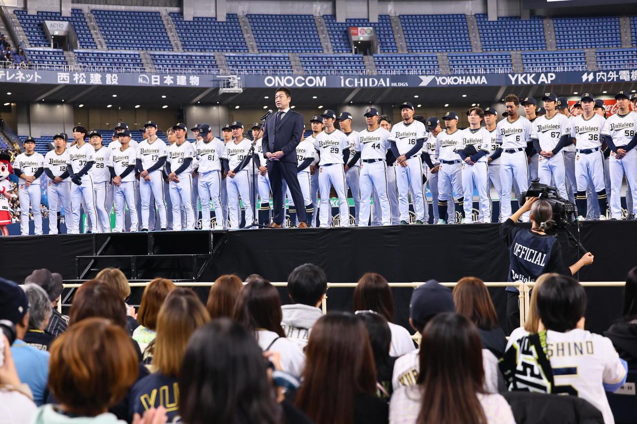 ファン感謝デーであいさつをするオリックスの中嶋聡前監督（撮影・藤尾明華）