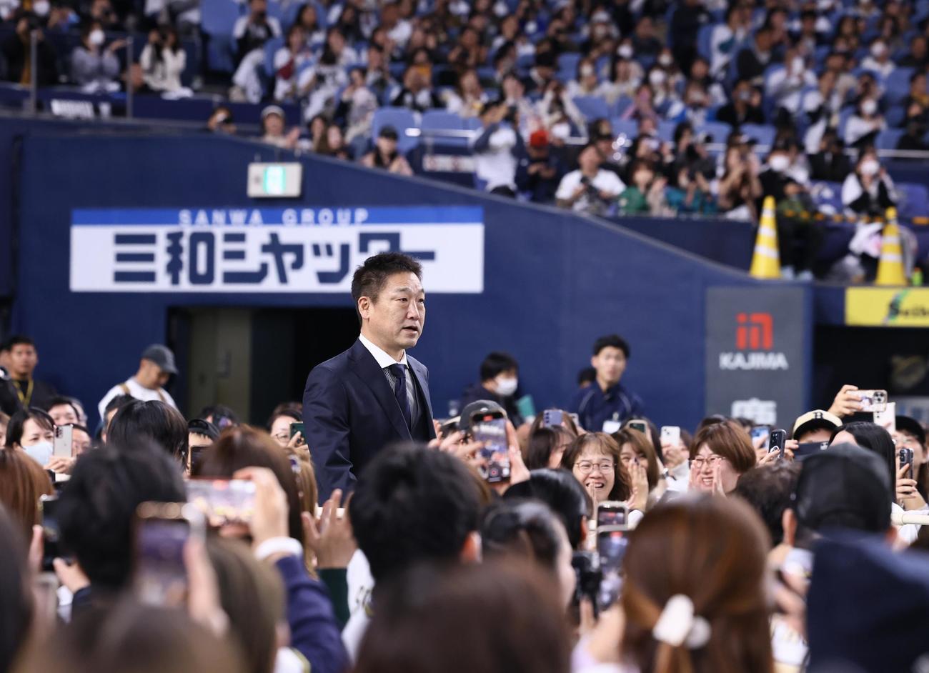 ファン感謝デーに登場したオリックスの中嶋聡前監督（撮影・藤尾明華）