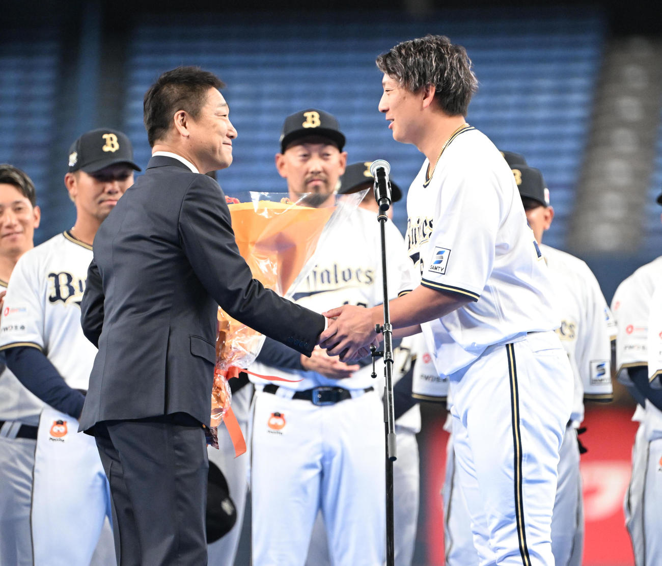 監督を退任し、杉本（右）から花束を贈られるオリックス中嶋前監督（撮影・和賀正仁）