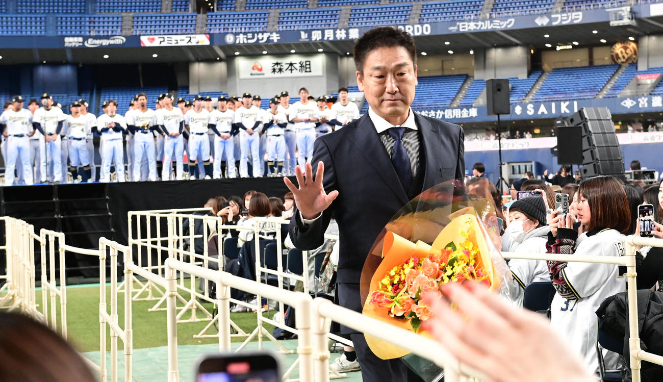 ファンへのあいさつを終え、花束を手に引き揚げるオリックス中嶋前監督（撮影・和賀正仁）