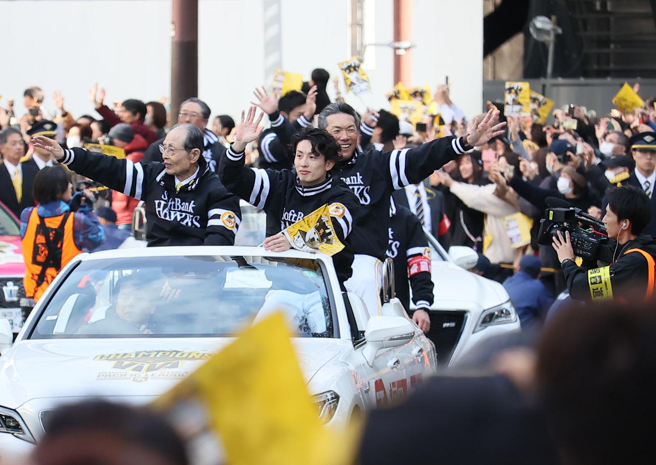 リーグ優勝パレードで沿道のファンに手を振る王球団会長、周東選手会長、小久保監督（撮影・鬼束羽瑠菜）