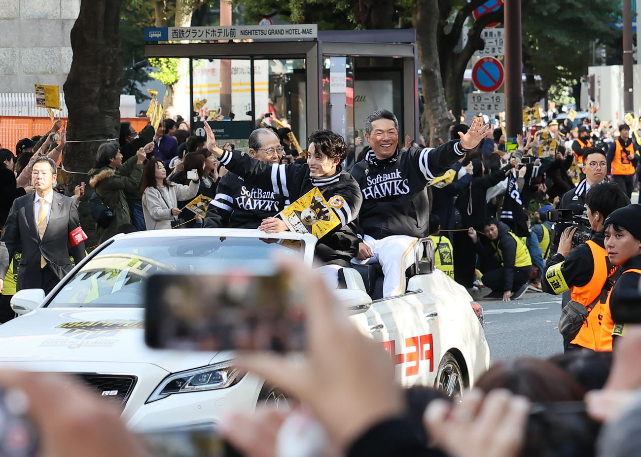 リーグ優勝パレードで沿道のファンに手を振る王球団会長、周東選手会長、小久保監督（撮影・鬼束羽瑠菜）