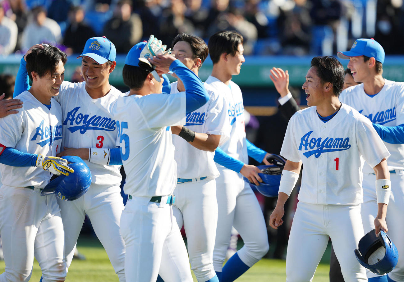 天理大対青学大　サヨナラとなる中前適時打を放った青学大・初谷（左）を祝福する西川（同2人目）。右から2人目は佐々木（撮影・横山健太）