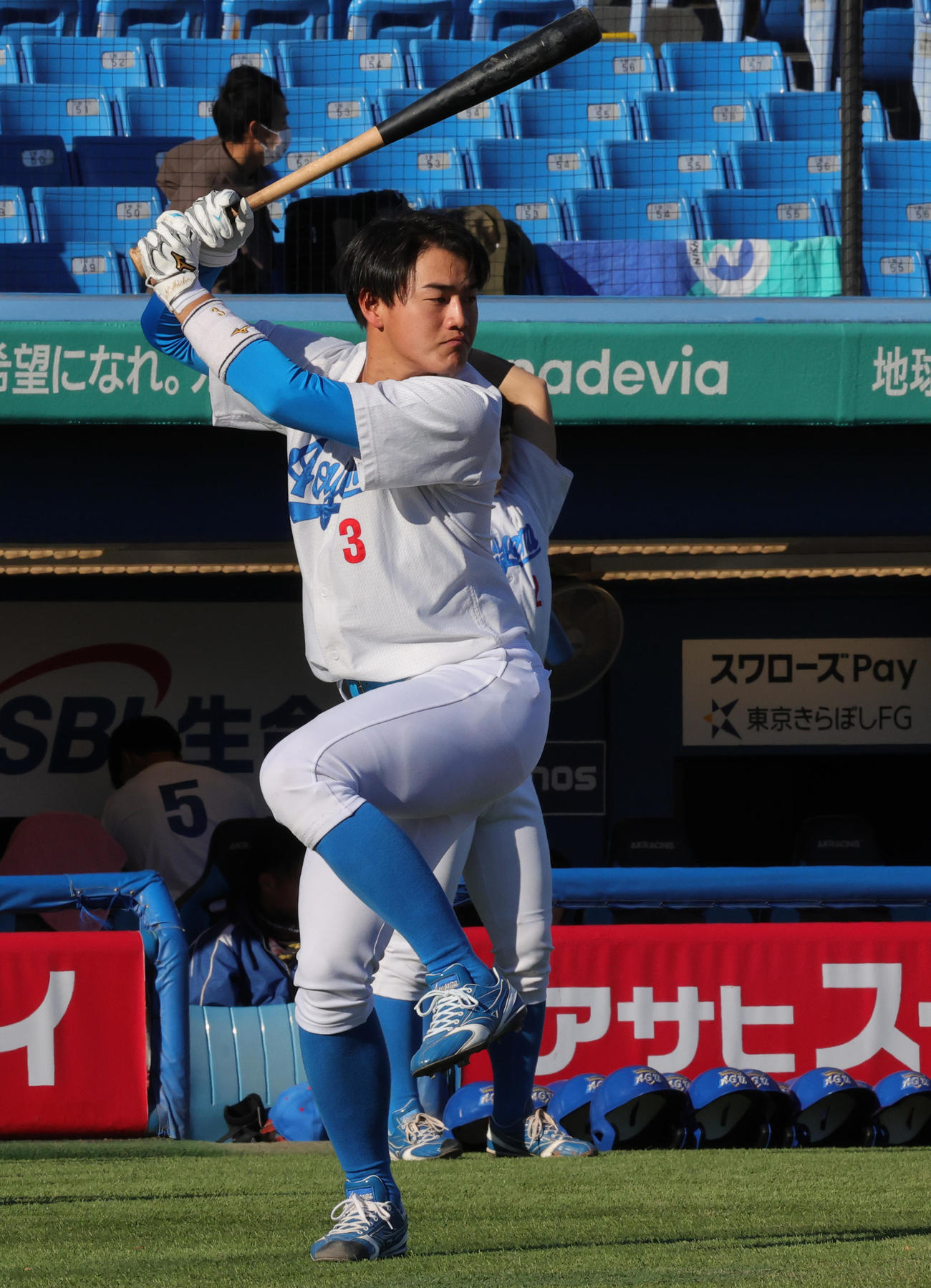天理大対青学大　試合前に素振りをする青学大・西川（撮影・野上伸悟）