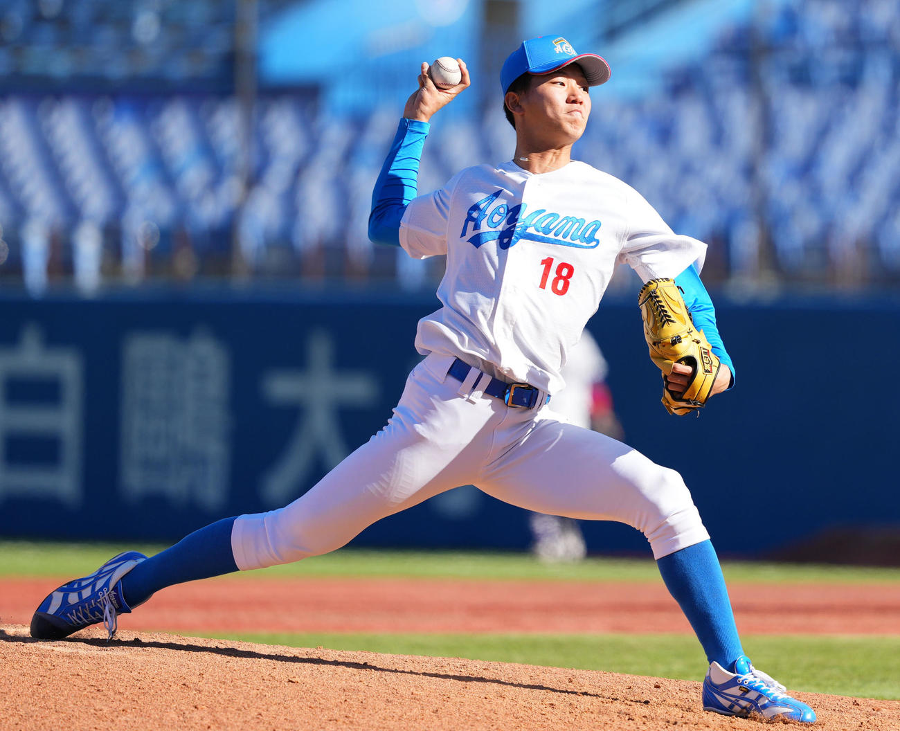 天理大対青学大　10回表から登板した青学大・鈴木泰（撮影・横山健太）
