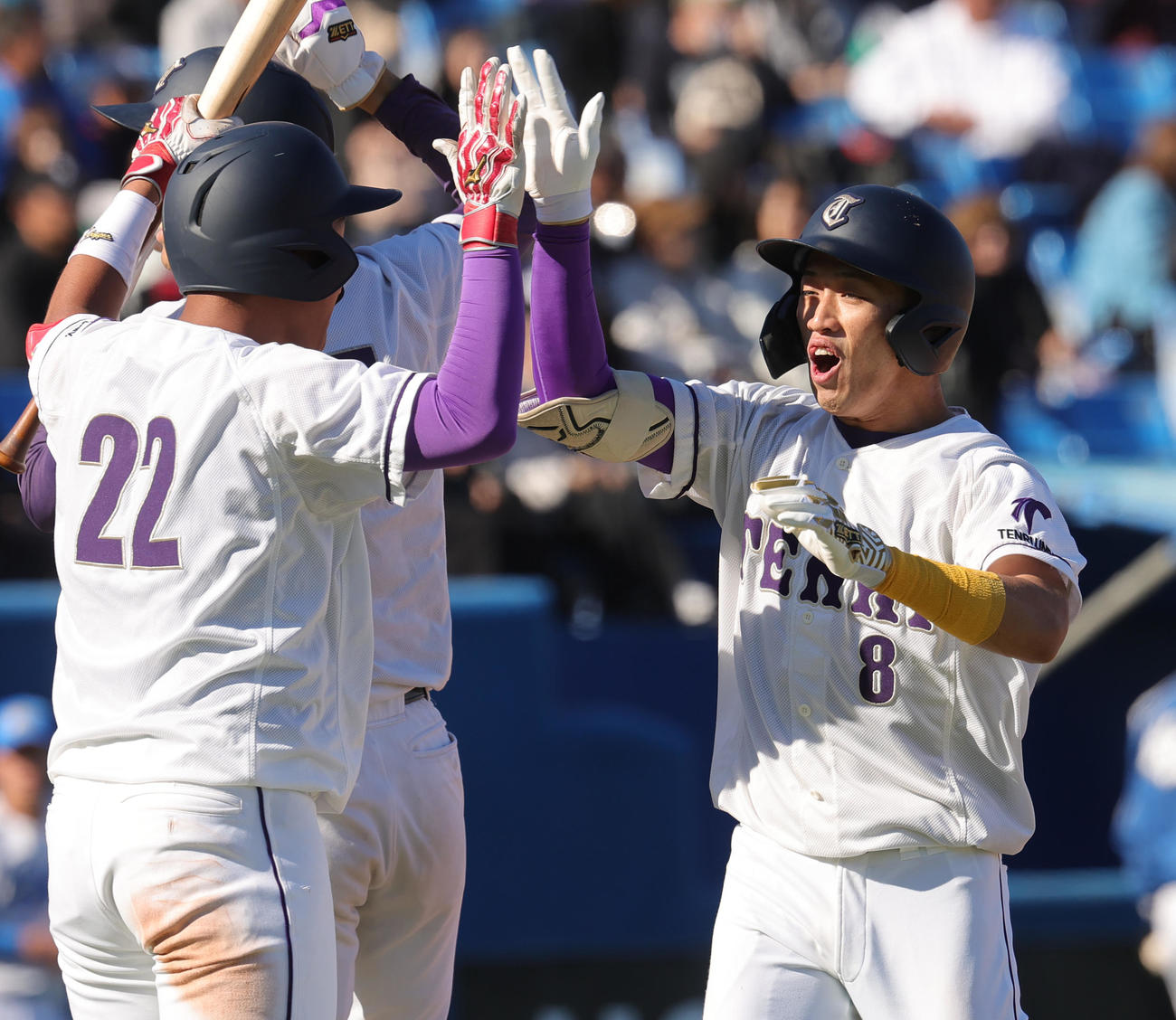 天理大対青学大　4回表天理大2死二塁、2点本塁打を放ち喜ぶ井脇（撮影・野上伸悟）