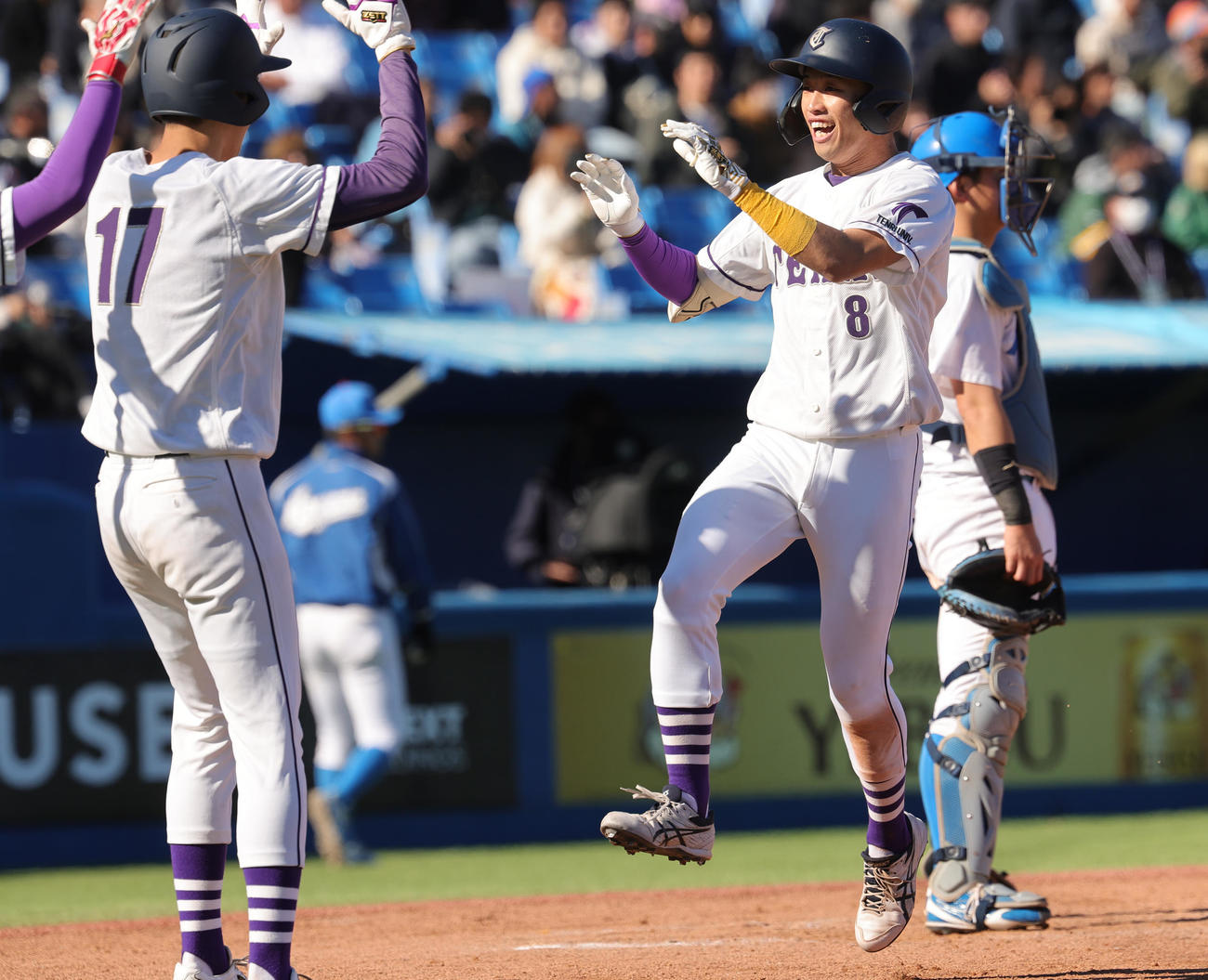 天理大対青学大　4回表天理大2死二塁、2点本塁打を放ち喜ぶ井脇（撮影・野上伸悟）